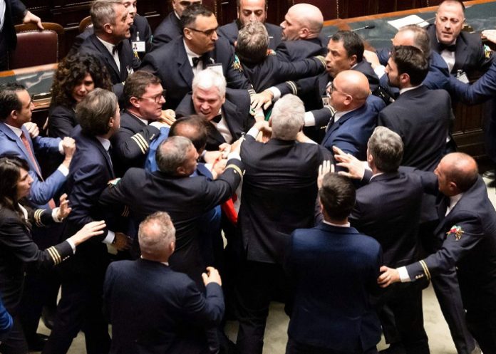 Polémica en Italia tras una pelea entre diputados en el Parlamento