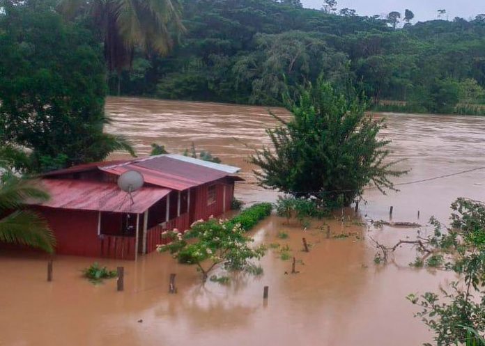 Foto: 44 personas evacuadas por incontrolables lluvias en Costa Rica