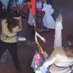 Captan a vendedora golpeando con un bate a señora de 65 años