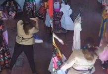 Captan a vendedora golpeando con un bate a señora de 65 años