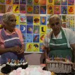 Abuelitas gemelas lloran por su primer pastel