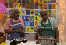 Abuelitas gemelas lloran por su primer pastel