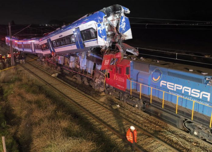 Dos muertos en choque frontal de trenes en Chile
