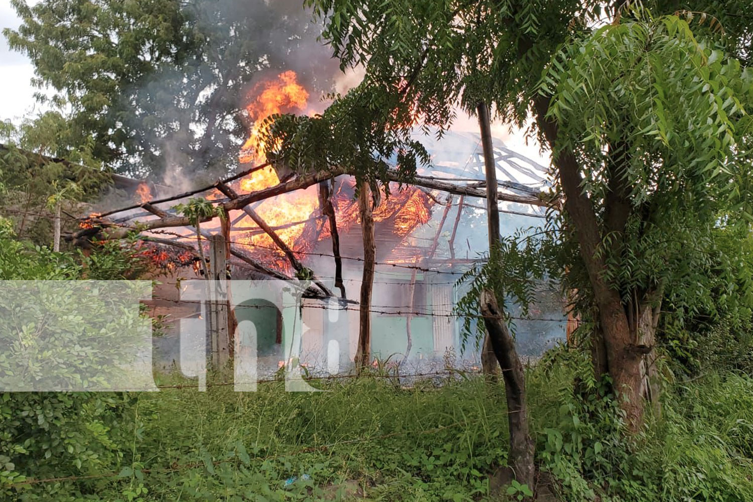 Foto: Incendio consume choza en cercanías del puente Panmuca en Juigalpa, Chontales/TN8