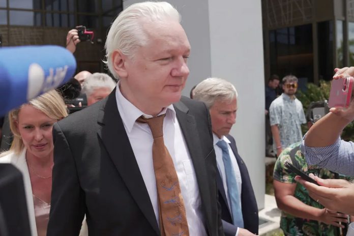 Jueza deja en libertad a Assange y parte hacia Australia