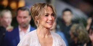 Foto: JLo viaja en avión común /cortesía