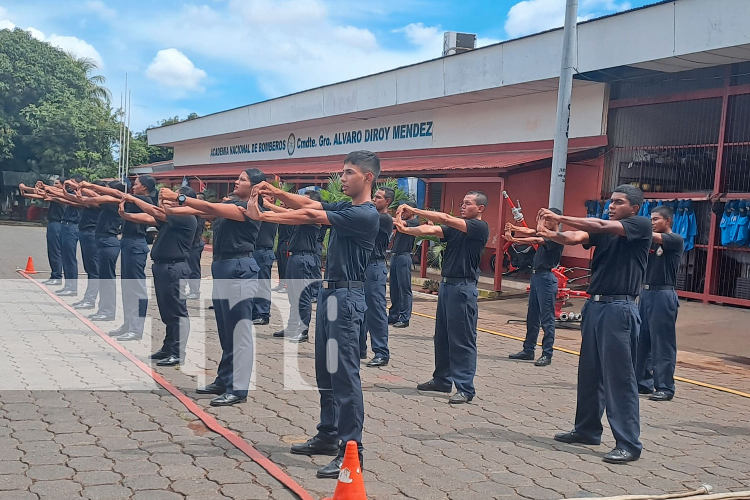 Foto: ¡Bomberos en Acción! Realizan ejercicio de extinción de incendios y rescate / TN8