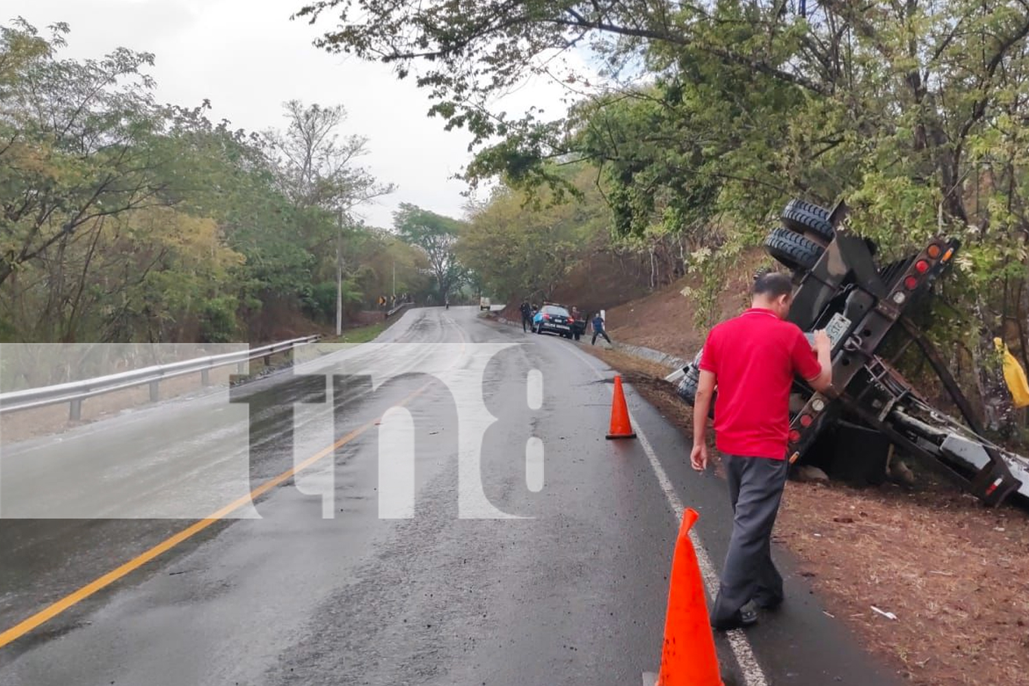 Foto: En medio de la lluvia, un camión se volcó en las vueltas Las Ñambaras / TN8