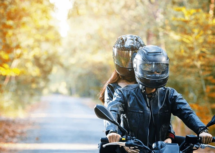 Captan a pareja viajando en moto de una forma particular