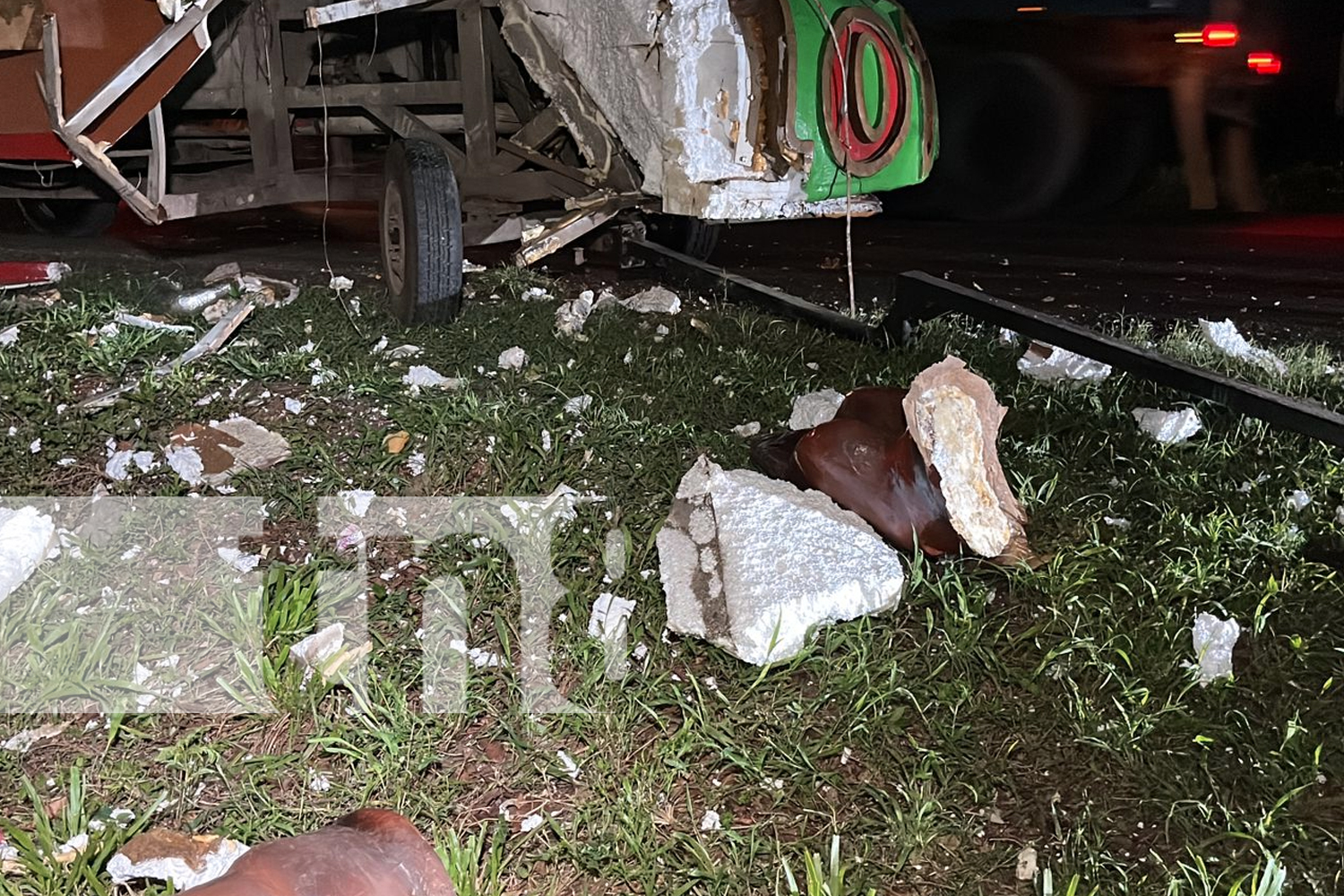 Foto: Incidente en carretera Juigalpa hacia El Rama: Carroza de la Toña impacta contra un árbol/TN8