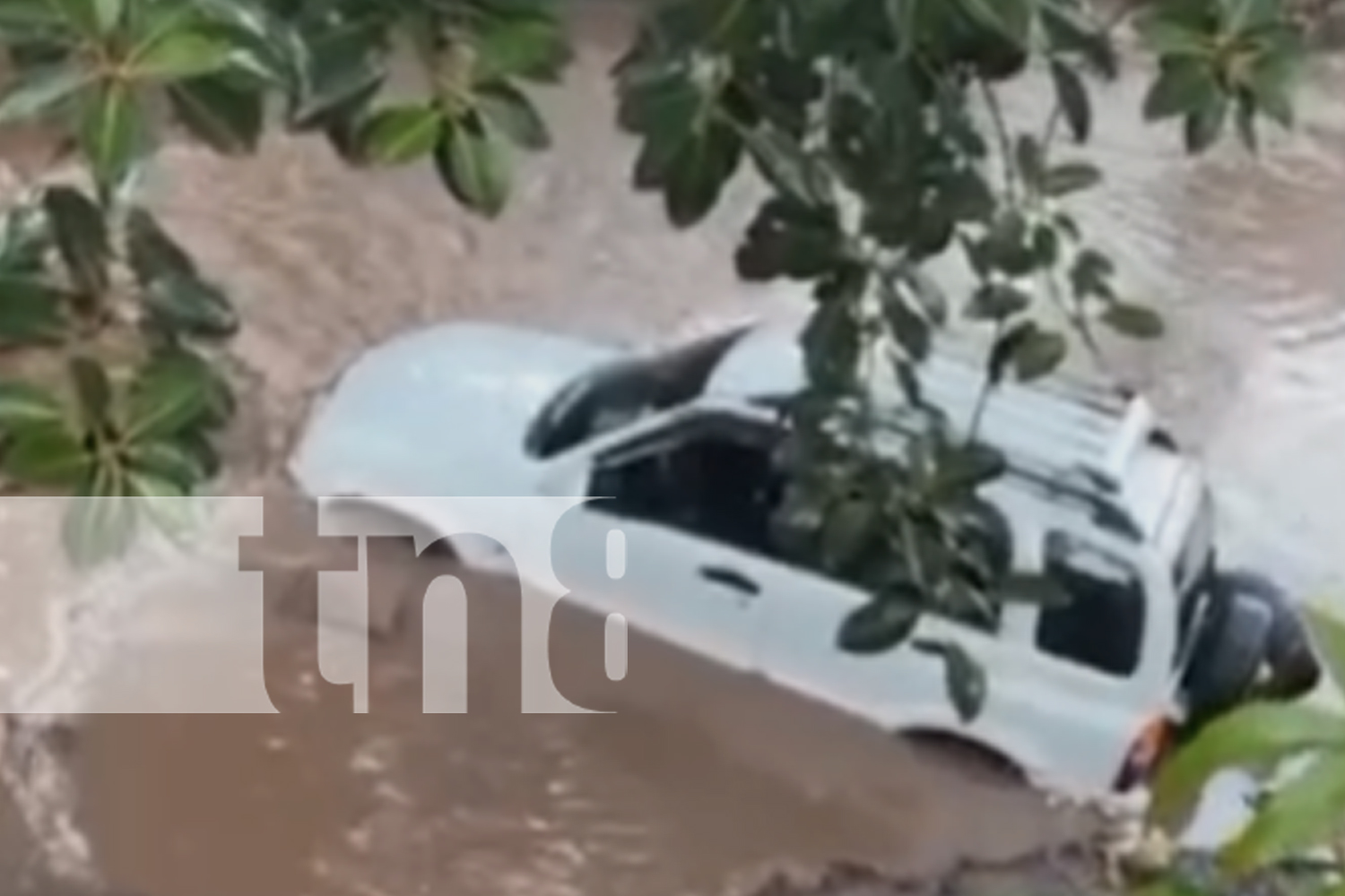 Foto: Bomberos Unidos y Policía Nacional rescatan a conductor en Jinotega/TN8