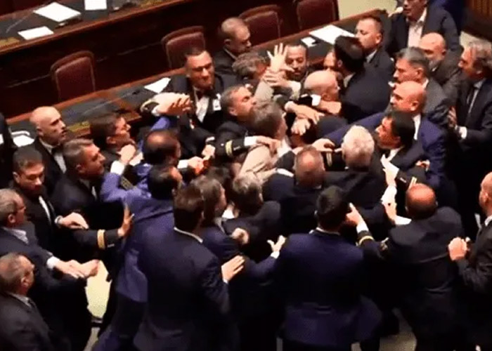 Foto: Polémica en Italia tras una pelea entre diputados en el Parlamento /Cortesía