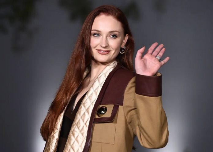 Sophie Turner es captada usando un anillo de compromiso