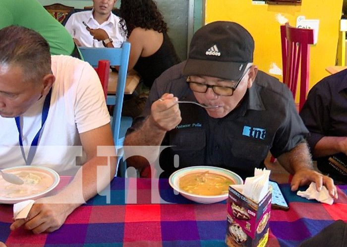Foto: Papás disfrutando de sabrosos tacos en Taquería Don Pipo /TN8