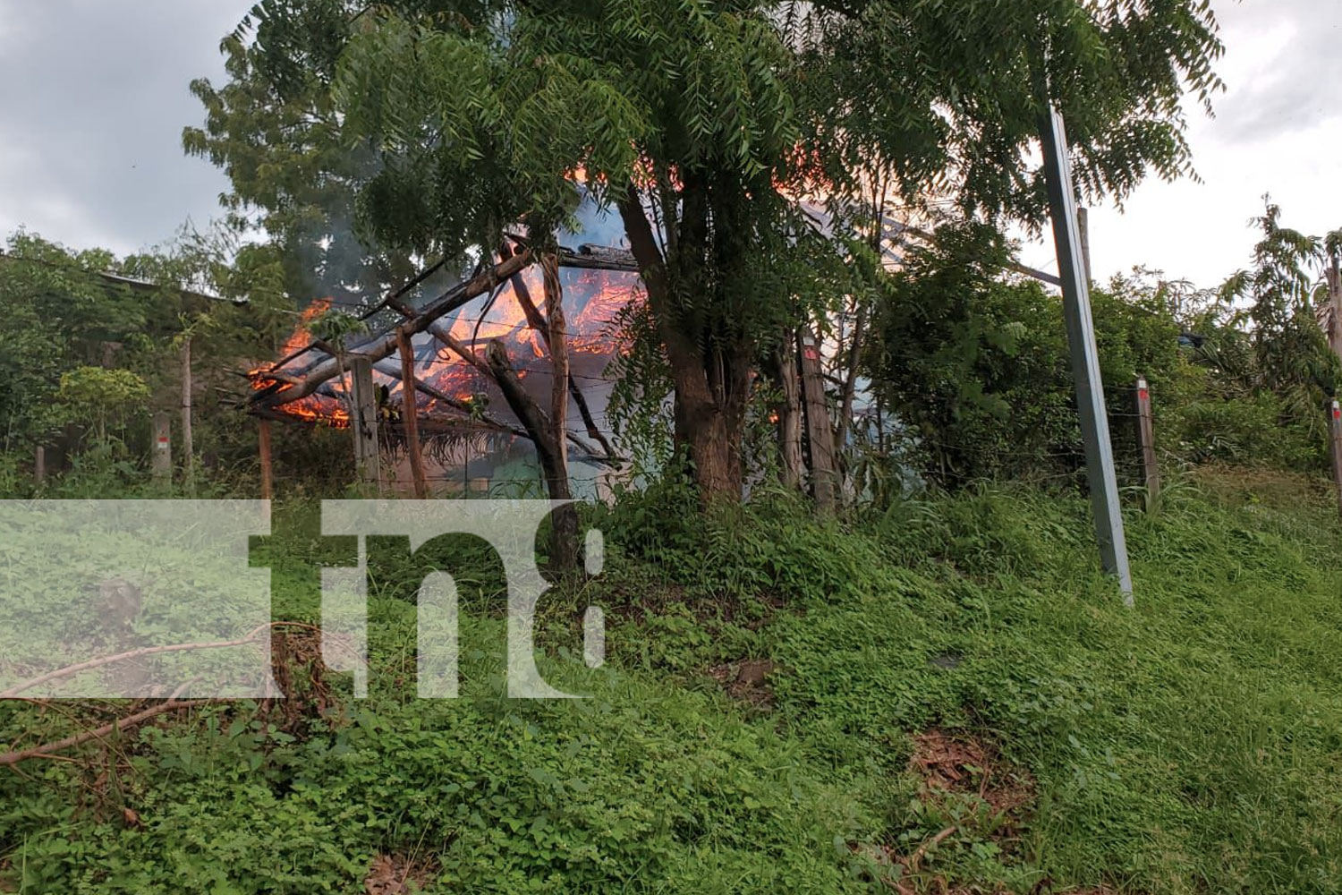 Foto: Incendio consume choza en cercanías del puente Panmuca en Juigalpa, Chontales/TN8