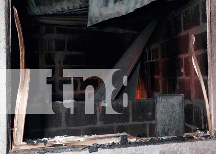 Foto: Bomberos atienden emergencia por combustión en una vivienda en Boaco / TN8