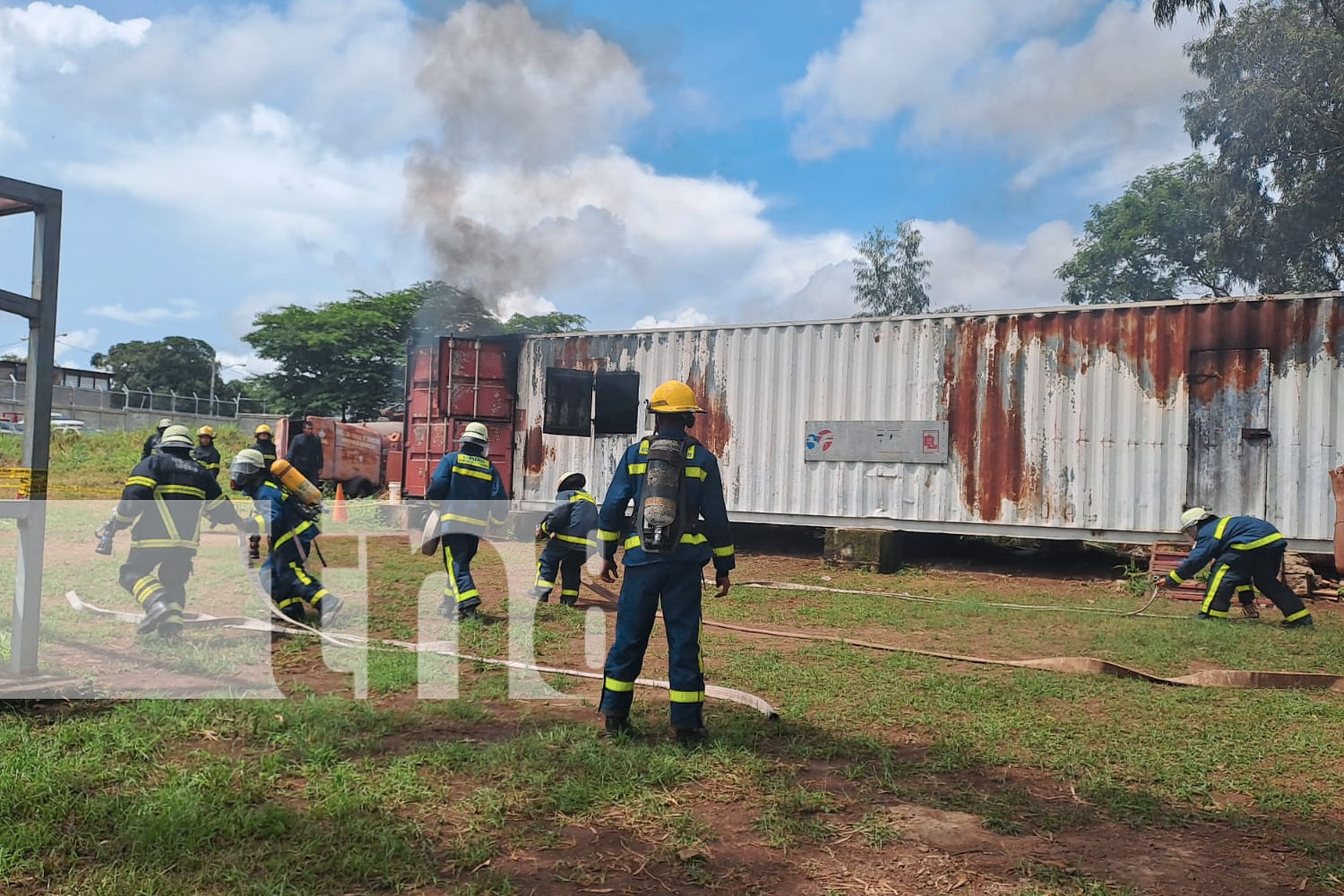 Foto: ¡Bomberos en Acción! Realizan ejercicio de extinción de incendios y rescate / TN8