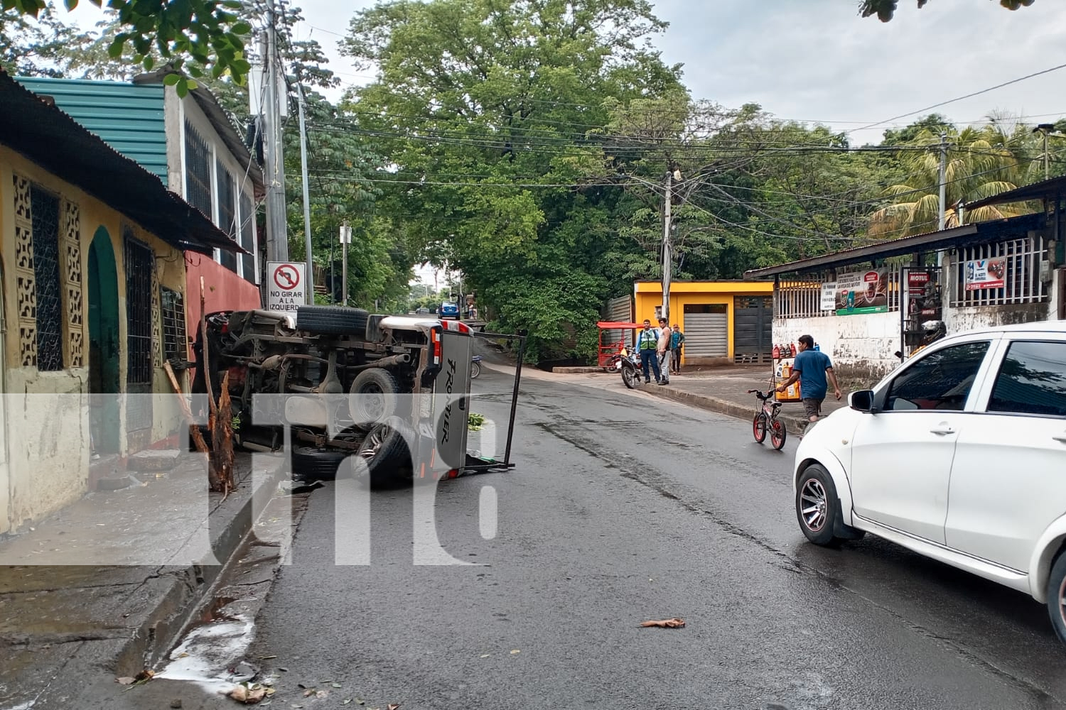 Foto: Camioneta termina con las llantas para arriba en vivienda de San Judas / TN8