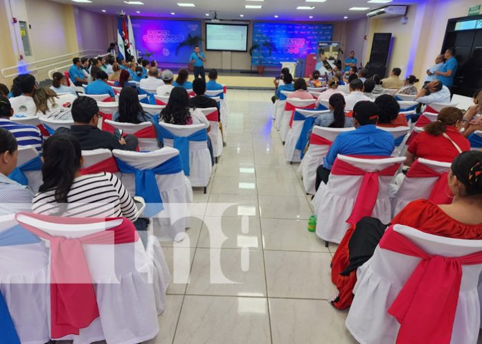 Foto: Maestros participan en el Certamen Nacional Docente Innovador en León/TN8