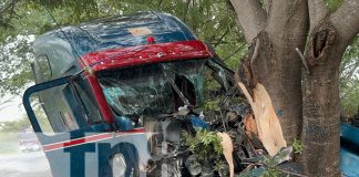 Foto: Conductor de rastra sufrió un paro cardíaco e impactó contra un árbol, en Chontales/TN8