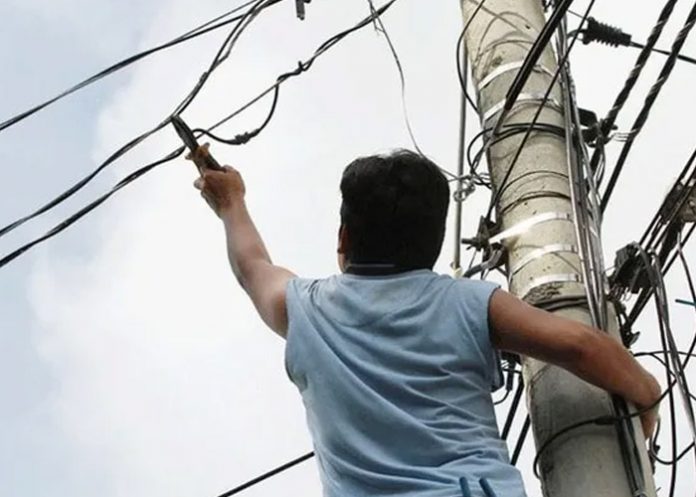 Foto: Muere electrocutado mientras intentaba robar cables en un barrio de Brasil /Cortesía