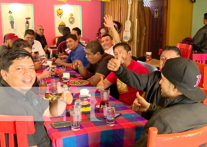 Foto: Papás disfrutando de sabrosos tacos en Taquería Don Pipo /TN8