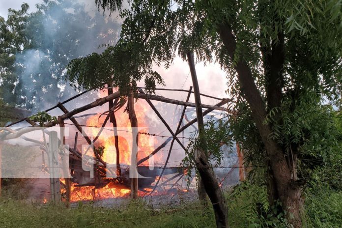 Foto: Incendio consume choza en cercanías del puente Panmuca en Juigalpa, Chontales/TN8