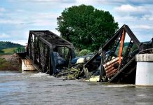 Foto: Puente ferroviario colapsa debido a fuertes inundaciones /Cortesía