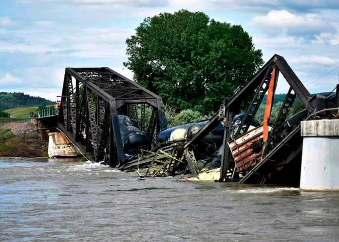 Foto: Puente ferroviario colapsa debido a fuertes inundaciones /Cortesía