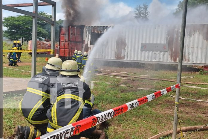 Foto: ¡Bomberos en Acción! Realizan ejercicio de extinción de incendios y rescate / TN8