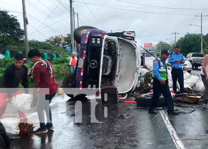 Foto: En Granada camión cargado de yuca se volcó en medio de la carretera/ TN8