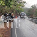 Foto: En medio de la lluvia, un camión se volcó en las vueltas Las Ñambaras / TN8