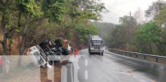 Foto: En medio de la lluvia, un camión se volcó en las vueltas Las Ñambaras / TN8