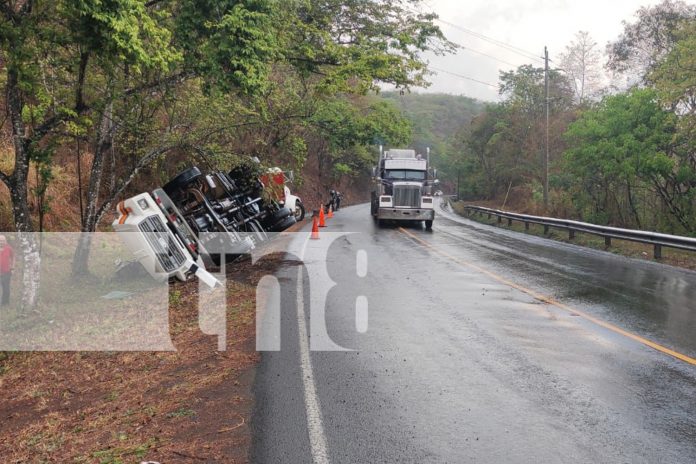 Foto: En medio de la lluvia, un camión se volcó en las vueltas Las Ñambaras / TN8