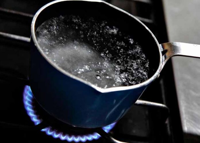 Mujer quema a su esposo con agua hirviendo tras discusión