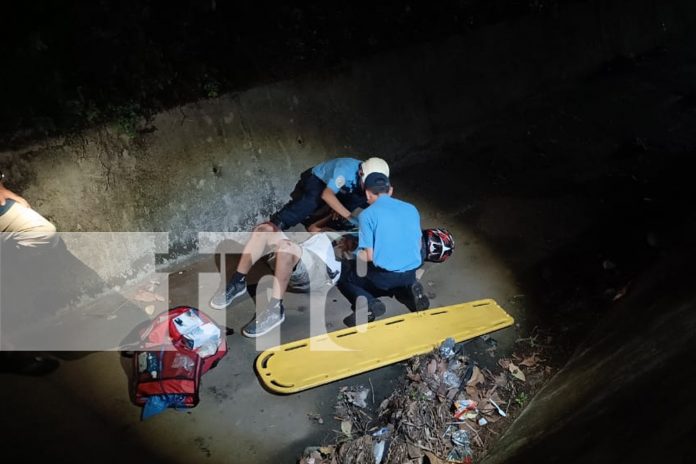 Foto: Motociclista cae con su moto a un cauce de Chinandega/ TN8