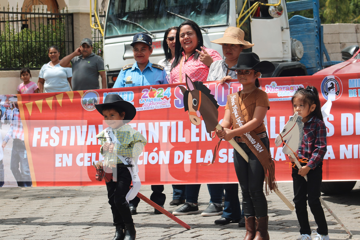 Foto: Niños y niñas celebran su día con el tradicional festival de caballitos de palo en Somoto/ TN8