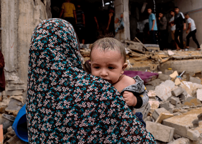 Niños de Gaza mueren de hambre: La trágica búsqueda de una madre por leche