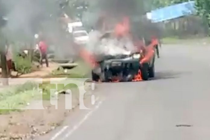 Foto: Vehículo toma fuego en La Dalia, Matagalpa / TN8