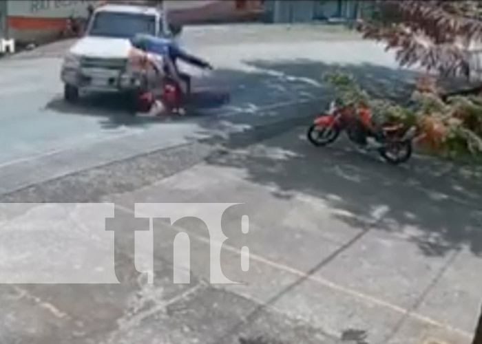 Foto:: Camioneta invade carril a motociclista y provoca accidente en Río Blanco / TN8