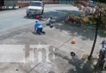 Foto:: Camioneta invade carril a motociclista y provoca accidente en Río Blanco / TN8