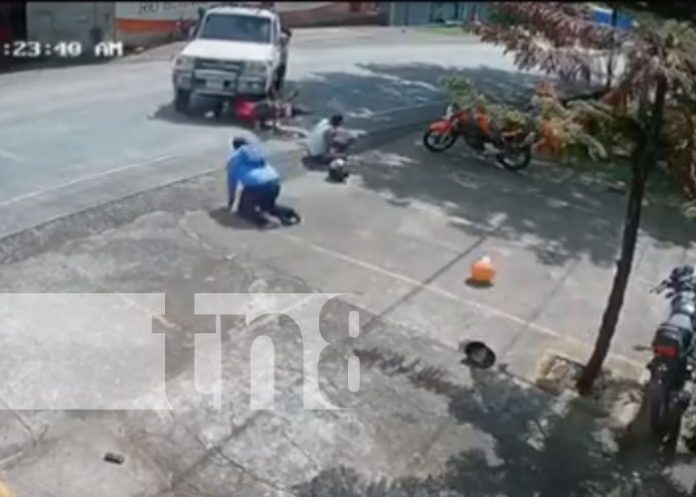 Foto:: Camioneta invade carril a motociclista y provoca accidente en Río Blanco / TN8