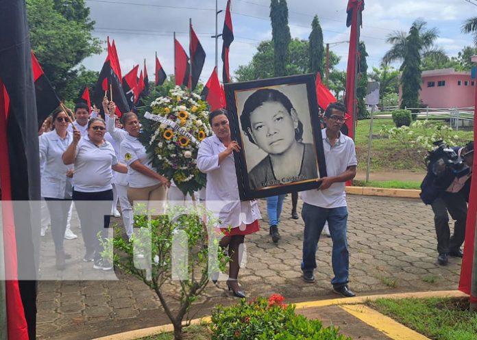 Foto: Homenaje a la heroica enfermera, Bertha Calderón / TN8