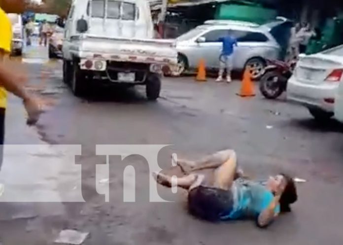 Foto: Camioncito pasa encima de la humanidad de una señora en una zona del Huembes, Managua / TN8