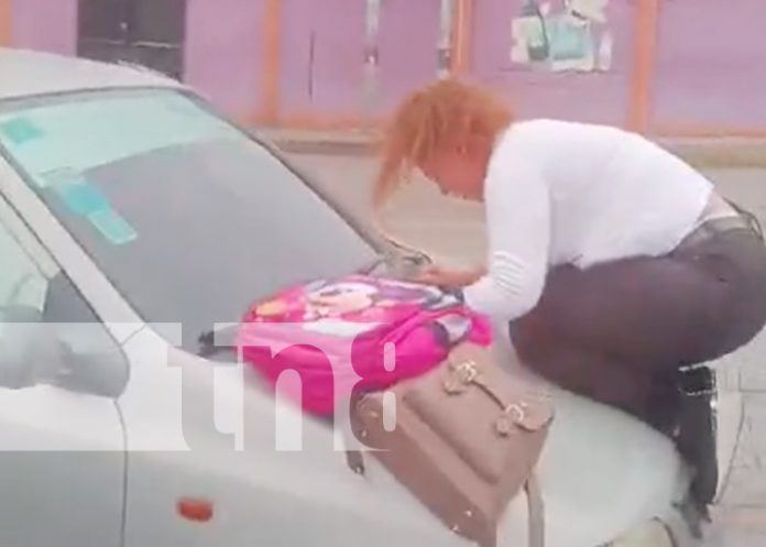 Foto: Mujer encima de un vehículo en marcha en Managua / TN8