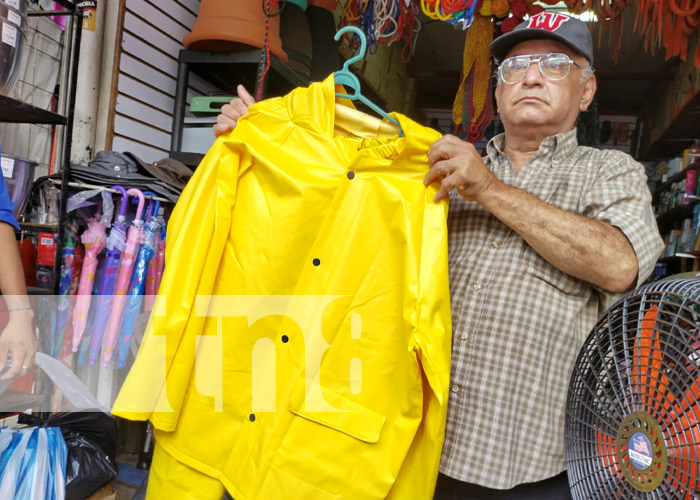 Foto: Productos de invierno, como botas de hule, en mercados nacionales / TN8