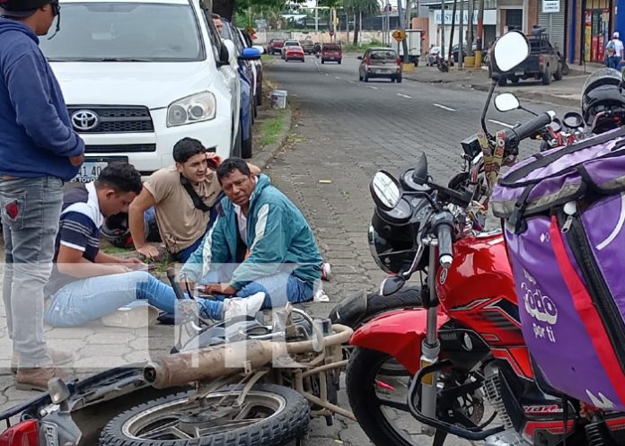 Foto: Motociclista sufre accidente junto a su pasajero 