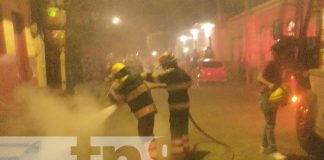 Foto: Moto agarra fuego de manera repentina en una calle de Masaya / TN8