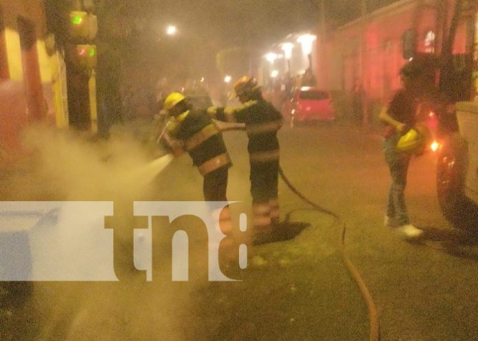 Foto: Moto agarra fuego de manera repentina en una calle de Masaya / TN8