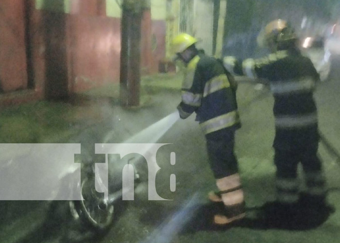 Foto: Moto agarra fuego de manera repentina en una calle de Masaya / TN8